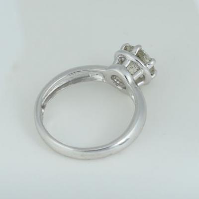 Bague solitaire en or blanc et diamants 2