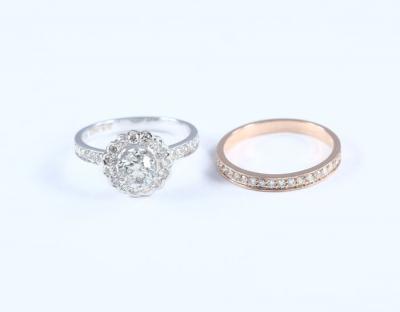 Deux bagues avec diamant solitaire et diamants latéraux 2