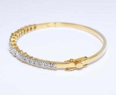 Bracelet en or jaune avec diamant solitaire de 3.90 ct. 2