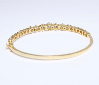 Bracelet en or jaune avec diamant solitaire de 3.90 ct. 2