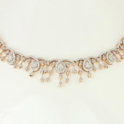 Collier en or rose et diamants avec boucles d’oreilles assorties 2