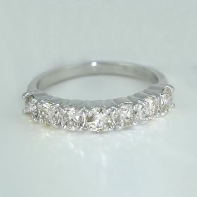 Bague solitaire en or blanc et diamants 2