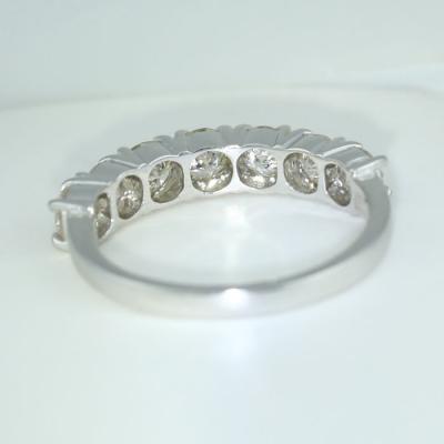 Bague solitaire en or blanc et diamants 2