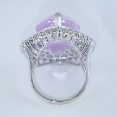 Bague de cocktail en or blanc avec une importante kunzite et diamants 2