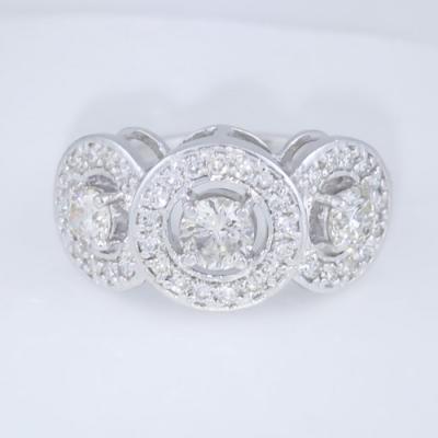 Bague en or blanc avec trois diamants 2