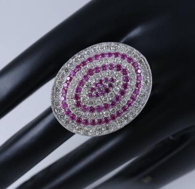 Rare bague en or blanc avec diamants et rubis 2