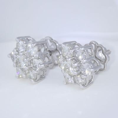 Boucles d’oreilles en or blanc avec diamants en forme de fleurs 2