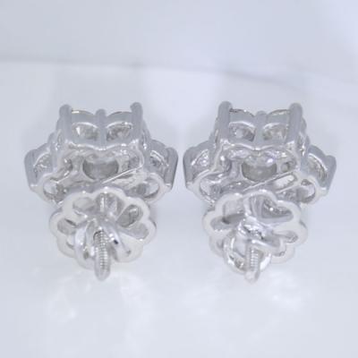 Boucles d’oreilles en or blanc avec diamants en forme de fleurs 2