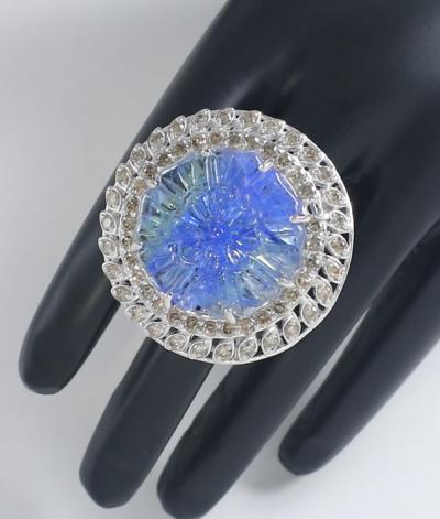 Bague de cocktail en or blanc avec diamants et tanzanite sculptée en forme de fleur 2