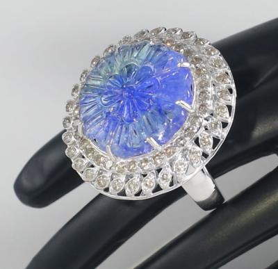 Bague de cocktail en or blanc avec diamants et tanzanite sculptée en forme de fleur 2