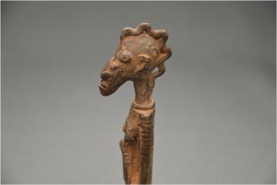 Mali, Peuple Dogon,  Ancienne figurine anthropomorphe en bronze, Première moitié du XXème siècle 2