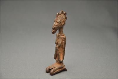 Mali, Peuple Dogon,  Ancienne figurine anthropomorphe en bronze, Première moitié du XXème siècle 2