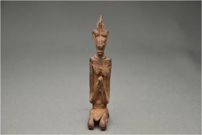 Mali, Peuple Dogon,  Ancienne figurine anthropomorphe en bronze, Première moitié du XXème siècle 2