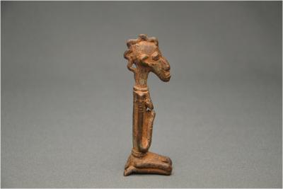 Mali, Peuple Dogon,  Ancienne figurine anthropomorphe en bronze, Première moitié du XXème siècle 2