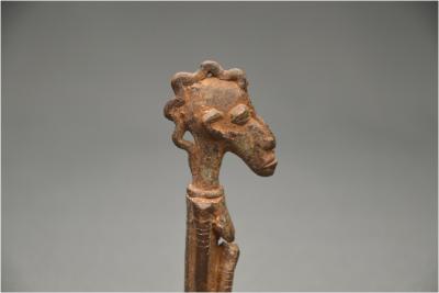 Mali, Peuple Dogon,  Ancienne figurine anthropomorphe en bronze, Première moitié du XXème siècle 2