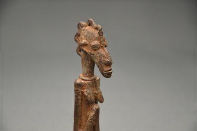 Mali, Peuple Dogon,  Ancienne figurine anthropomorphe en bronze, Première moitié du XXème siècle 2