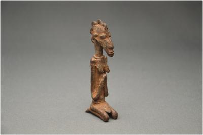 Mali, Peuple Dogon,  Ancienne figurine anthropomorphe en bronze, Première moitié du XXème siècle 2