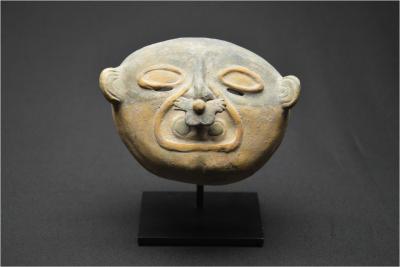 Culture Jama-Coaque, Equateur, Rare masque funéraire polychrome en terre cuite, 200 av - 500 ap J.-C. 2