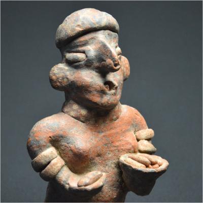 Mexique Occidental, Porteuse de coupes en céramique polychrome, Culture Nayarit, 100 av - 205 ap J.-C. 2