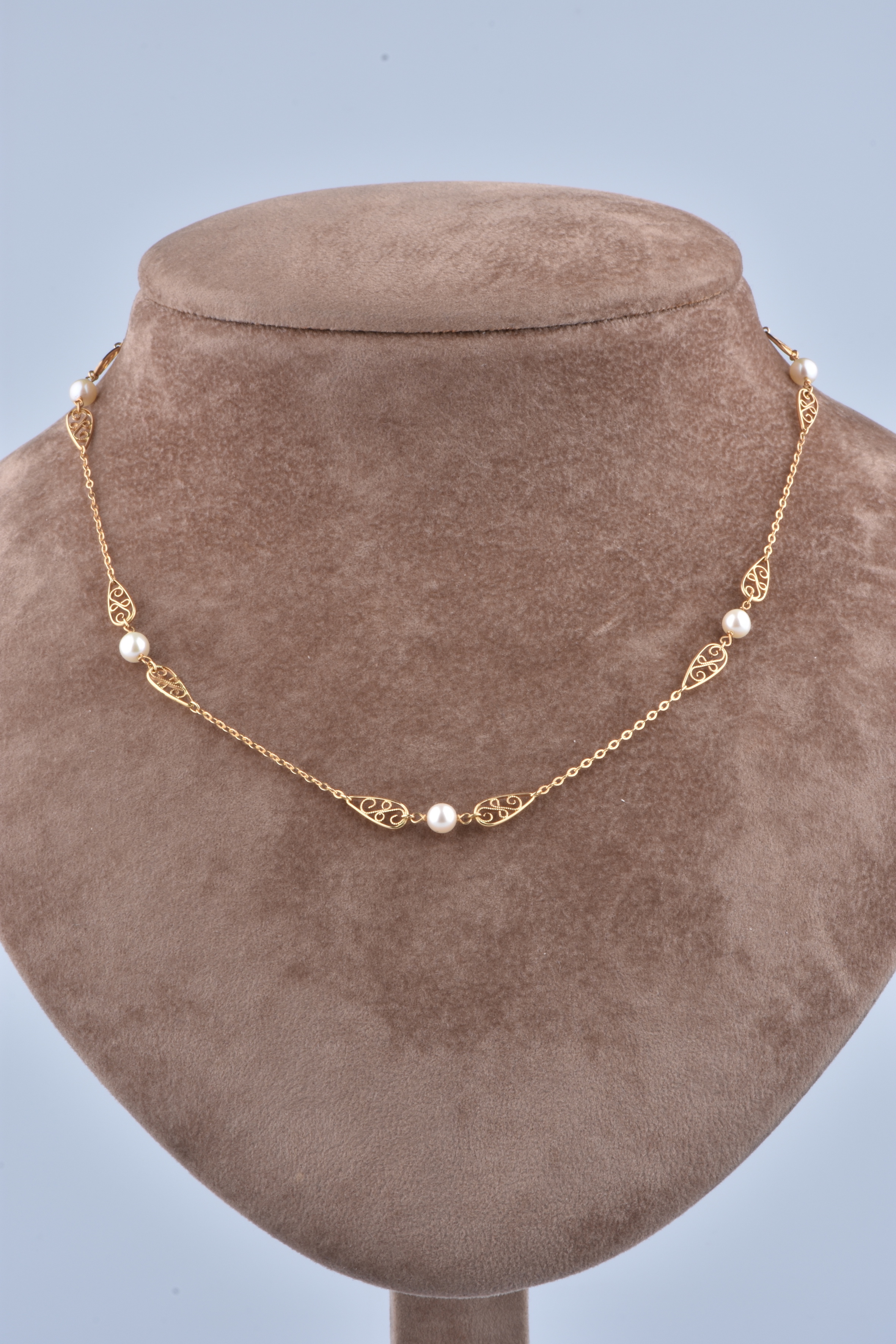 Collier Vintage Gravé Feuille Avec Perle Blanche - Couleur Or, Longue Chaîne, état Impeccable