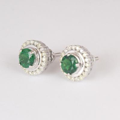 Boucles d’oreilles en or blanc avec tsavorites vertes et diamants. 2