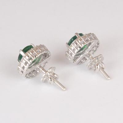 Boucles d’oreilles en or blanc avec tsavorites vertes et diamants. 2