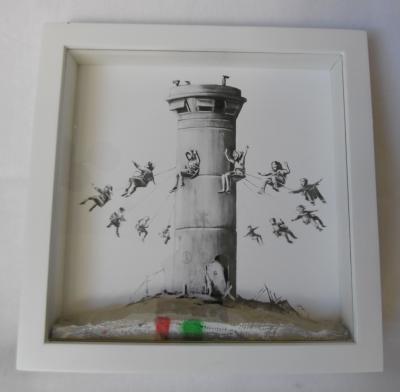BANKSY (d’après) - Box Set Walled Off Hotel, 2019 - Impression et morceau de béton peint à la main Numérotée 2