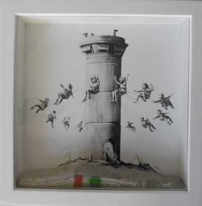 BANKSY (d’après) - Box Set Walled Off Hotel, 2019 - Impression et morceau de béton peint à la main Numérotée 2