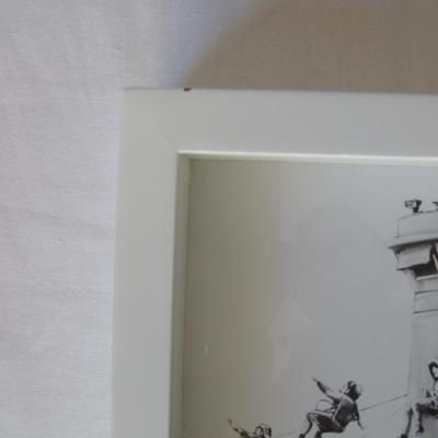 BANKSY (d’après) - Box Set Walled Off Hotel, 2019 - Impression et morceau de béton peint à la main Numérotée 2