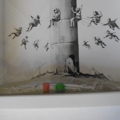 BANKSY (d’après) - Box Set Walled Off Hotel, 2019 - Impression et morceau de béton peint à la main Numérotée 2
