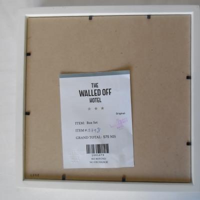 BANKSY (d’après) - Box Set Walled Off Hotel, 2019 - Impression et morceau de béton peint à la main Numérotée 2