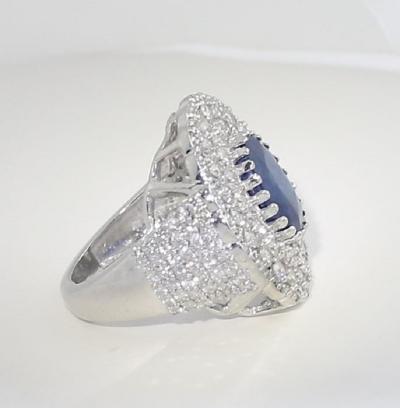 Bague de créateur en or blanc avec saphir bleu et diamants 2