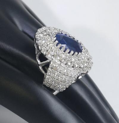 Bague de créateur en or blanc avec saphir bleu et diamants 2