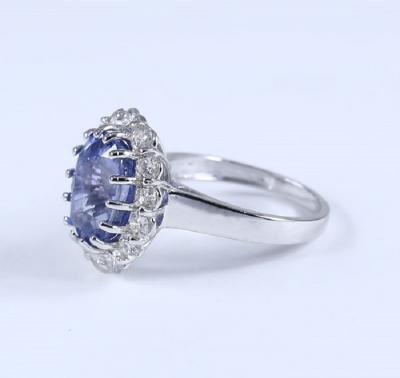 Bague de créateur en or blanc avec saphir bleu et diamants 2