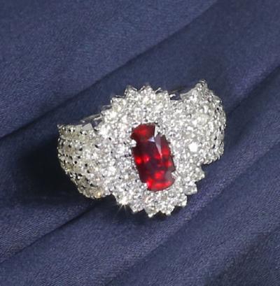 Bague de créateur en or blanc avec rubis et diamants 2