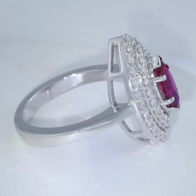 Bague de créateur en or blanc avec rubis et diamants 2