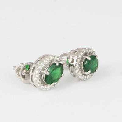 Clous d’oreilles en or blanc avec tsavorite garnet et diamants 2