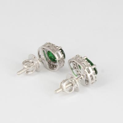 Clous d’oreilles en or blanc avec tsavorite garnet et diamants 2