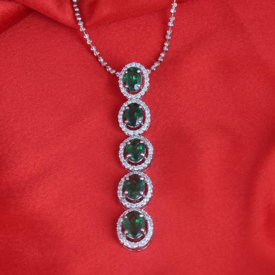 Collier à pendant de créateur en or blanc avec tsavorites vertes et diamants 2