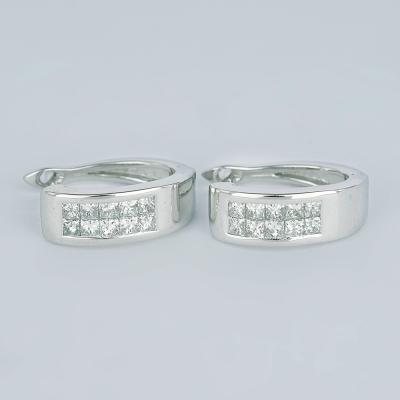 Boucles d’oreilles créoles en or blanc avec diamants 2