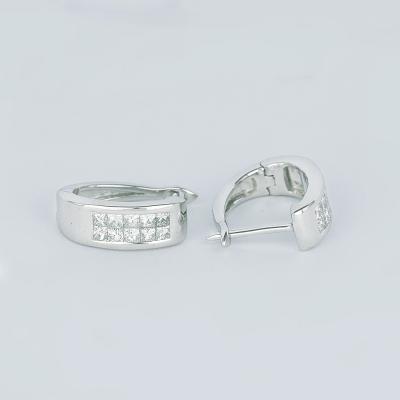 Boucles d’oreilles créoles en or blanc avec diamants 2
