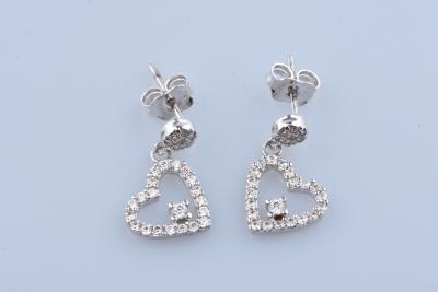 Boucles d’oreilles cœur pendante en or blanc  sertie d’oxyde de zirconium 2