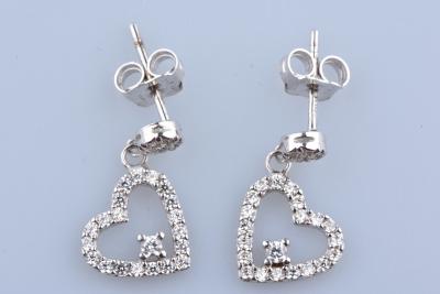Boucles d’oreilles cœur pendante en or blanc  sertie d’oxyde de zirconium 2