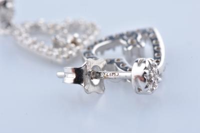 Boucles d’oreilles cœur pendante en or blanc  sertie d’oxyde de zirconium 2