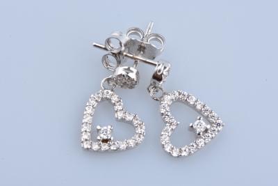 Boucles d’oreilles cœur pendante en or blanc  sertie d’oxyde de zirconium 2