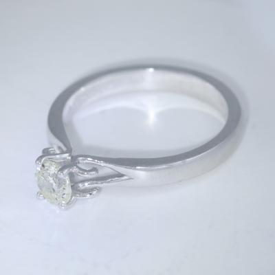 Bague diamant solitaire en or blanc 2