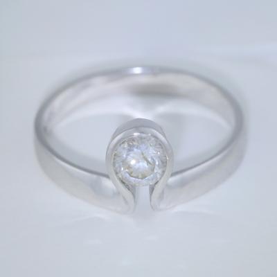 Bague en or blanc avec diamant solitaire 2