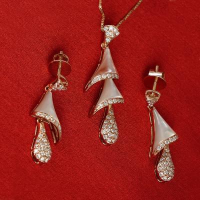 Collier en or rose avec pendentif en diamant et nacre serti 2