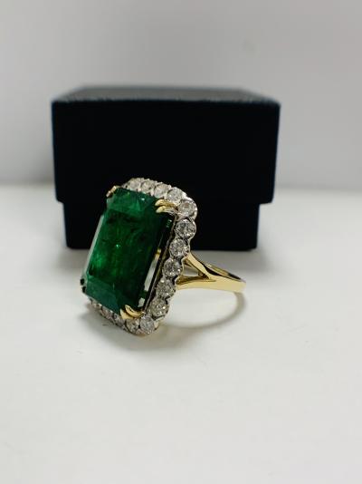 Gold Emerald and Diamond cocktail ring 15.21ct 2