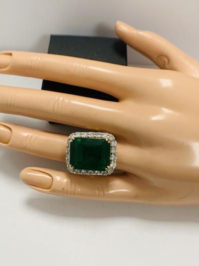 Gold Emerald and Diamond cocktail ring 15.21ct 2